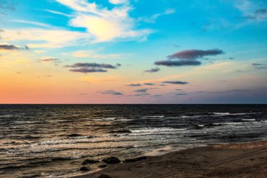 Denizin üzerinde gün batımı