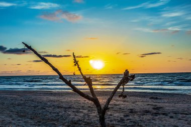 Sahilde gün batımı