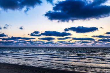 Denizin üzerinde güzel bir gün batımı