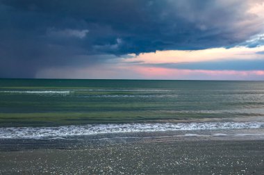 Deniz kıyısında güzel bir gün batımı