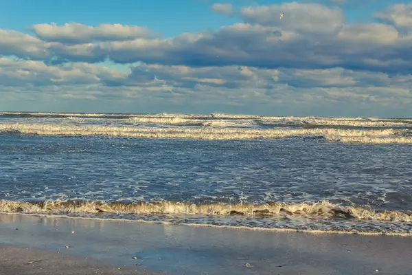 Baltık Denizi üzerinde deniz ve bulutlar.