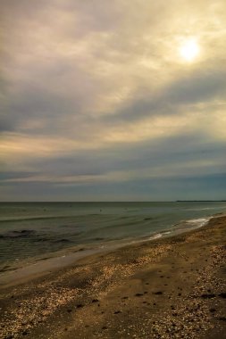 Deniz sahilinde güzel gün batımı