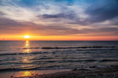 Denizin üzerinde güzel bir gün batımı. doğa bileşimi