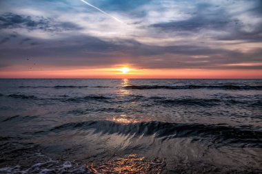 Sahilde gün batımı.