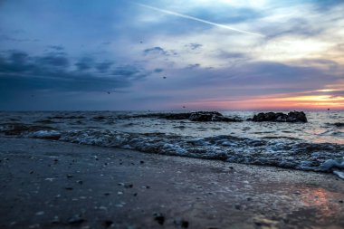 dalgalar deniz ve taşlar