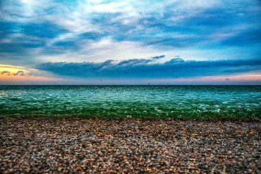 Gün batımlı deniz ve sahil