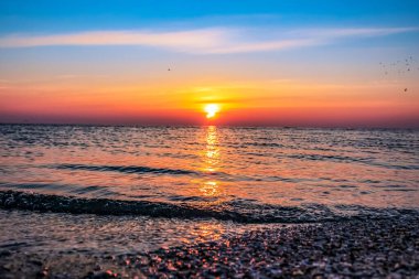 Denizin üzerinde güzel bir gün batımı