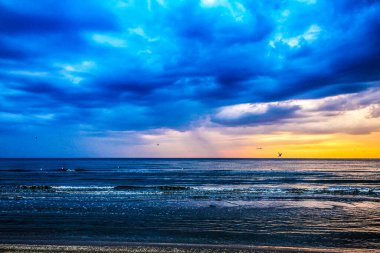 Denizin üzerinde güzel bir gün batımı. Doğa