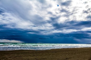 Deniz kıyısının güzel manzarası