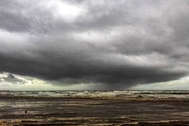 Hindistan 'da denizin üzerinde fırtına bulutları