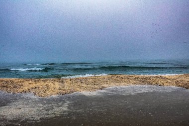 Denizde fırtına bulutları. Denizdeki fırtına.