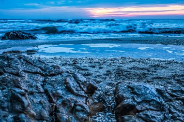 Gün batımında deniz ve dalgalar