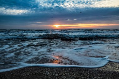 Denizde gün batımı.