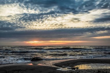 Denizin üzerinde gün batımı