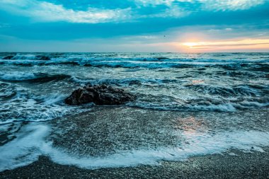 Sahilde güzel bir gün batımı.
