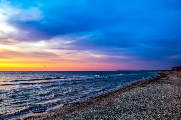 Denizin üzerinde güzel bir gün batımı. Doğa