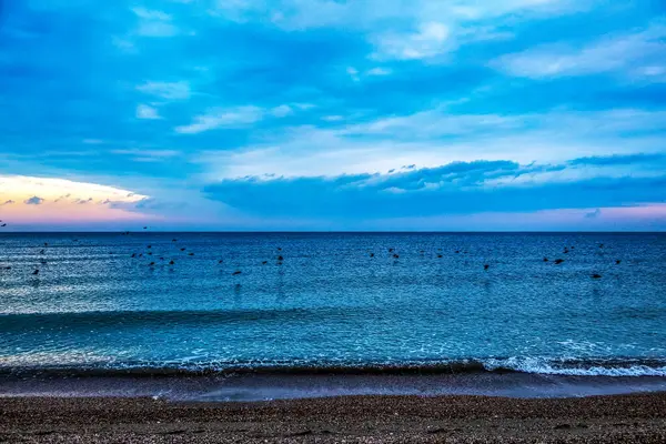 Gölün üzerinde güzel bir gün batımı