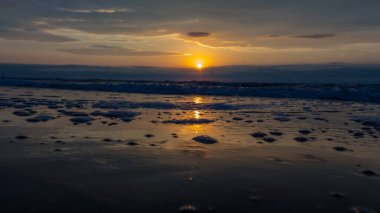 Akşamları kumsalda gün batımı