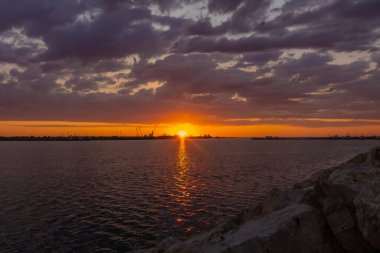 Denizin üzerinde güzel bir gün batımı.