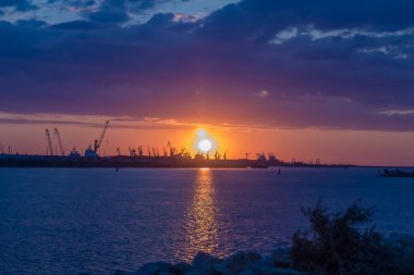 Sahilde gün batımı