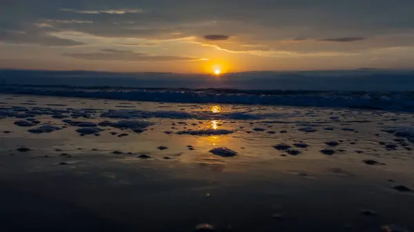 Akşamları kumsalda gün batımı