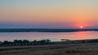 Tarlada gün batımı