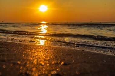 Sahilde güzel bir gün batımı