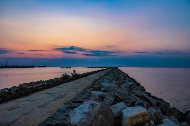 Denizin üzerinde güzel bir gün batımı