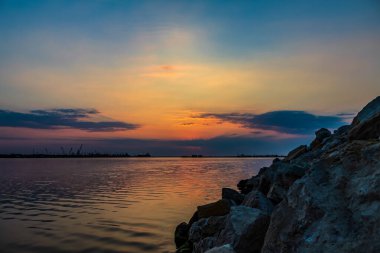 Denizin üzerinde güzel bir gün batımı