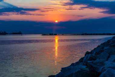 Denizde güzel bir gün batımı