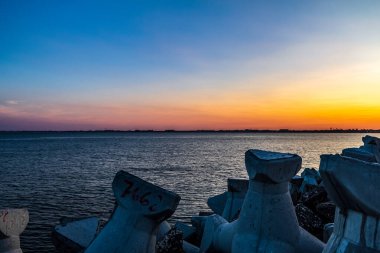 Gölün üzerinde güzel bir gün batımı