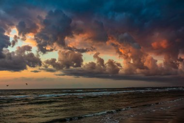Denizin üzerinde çarpıcı bir fırtına
