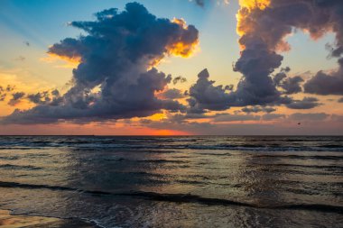 Denizin üzerinde güzel bir gün batımı