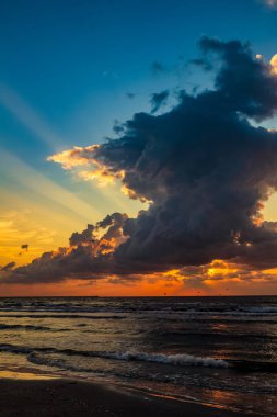 Akşam güneşinde bulutların üzerinde gün batımı