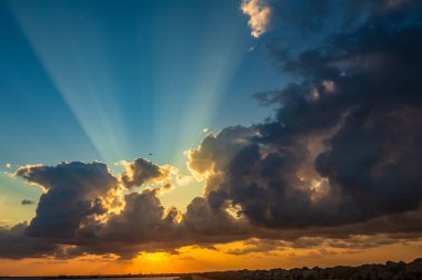 Denizin üzerinde gün batımı