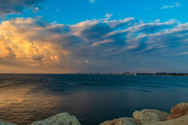 Akdeniz'de Kıbrıs üzerinde güzel gün batımı