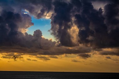 Sunset Beach bulutlar ile