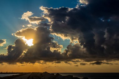 Denizin üzerinde güzel bir gün batımı