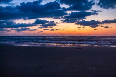 Denizin üzerinde güzel bir gün batımı