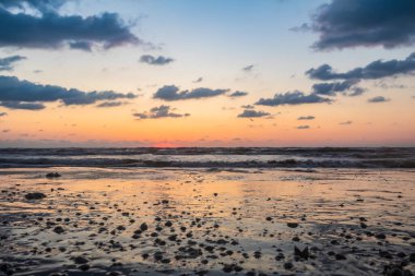 Gün batımında deniz kıyısı