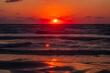 Denizde güzel bir gün batımı