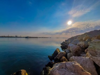 Denizin üzerinde güzel bir gün batımı