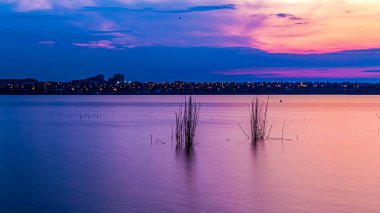 Gölün üzerinde güzel bir gün batımı