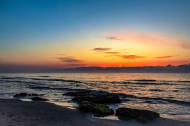 Okyanusta renkli günbatımı