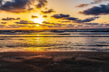 Sahilde güzel bir gün batımı
