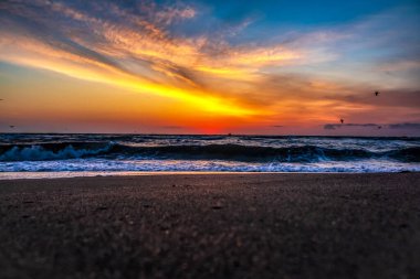 Güzel bir gökyüzü olan tropikal bir sahilde gün batımı