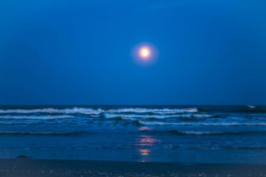 Denizde güzel bir gün batımı