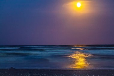 Denizin üzerinde güzel bir gün batımı