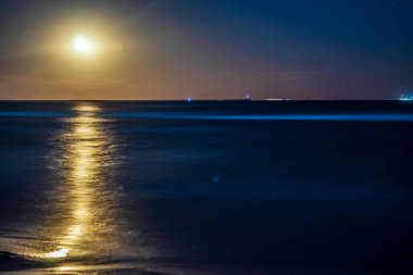 Yıldızlı ve aylı güzel gece gökyüzü