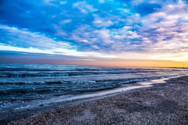 Denizin üzerinde güzel bir gün batımı